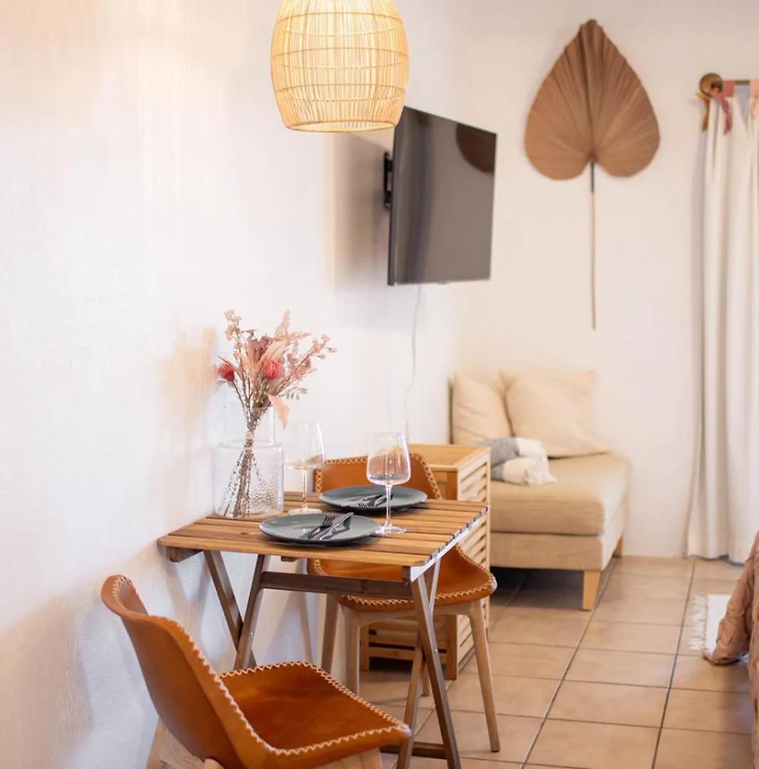 מלון Contant  The Flamingo House 0*, Contant (Saint John)